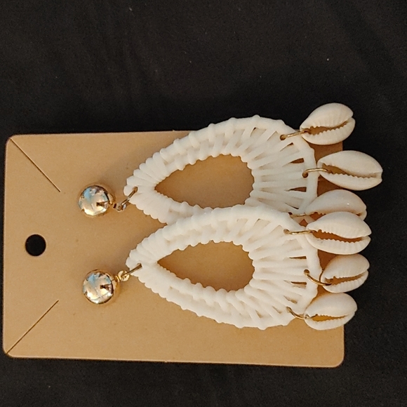 Dangling Earrings Duet - Picture 2 of 3